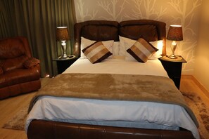 Luxury Double Room, 1 Queen Bed, Bathtub | Premium bedding, pillowtop beds, free minibar items, in-room safe