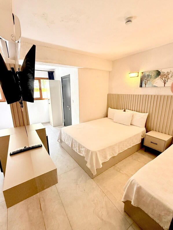Chambre triple Standard | Fer et planche à repasser, accès au Wi-Fi (inclus), literie fournie