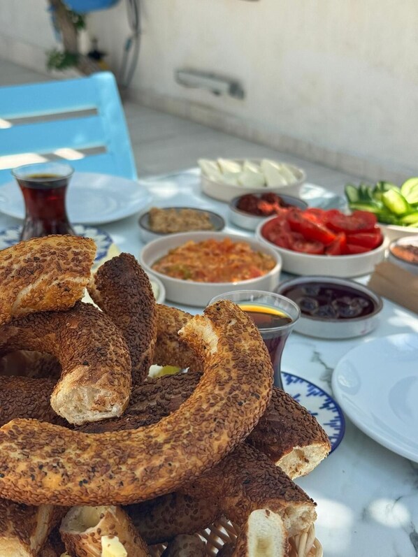 Tägliches einheimisches Frühstück gegen Gebühr