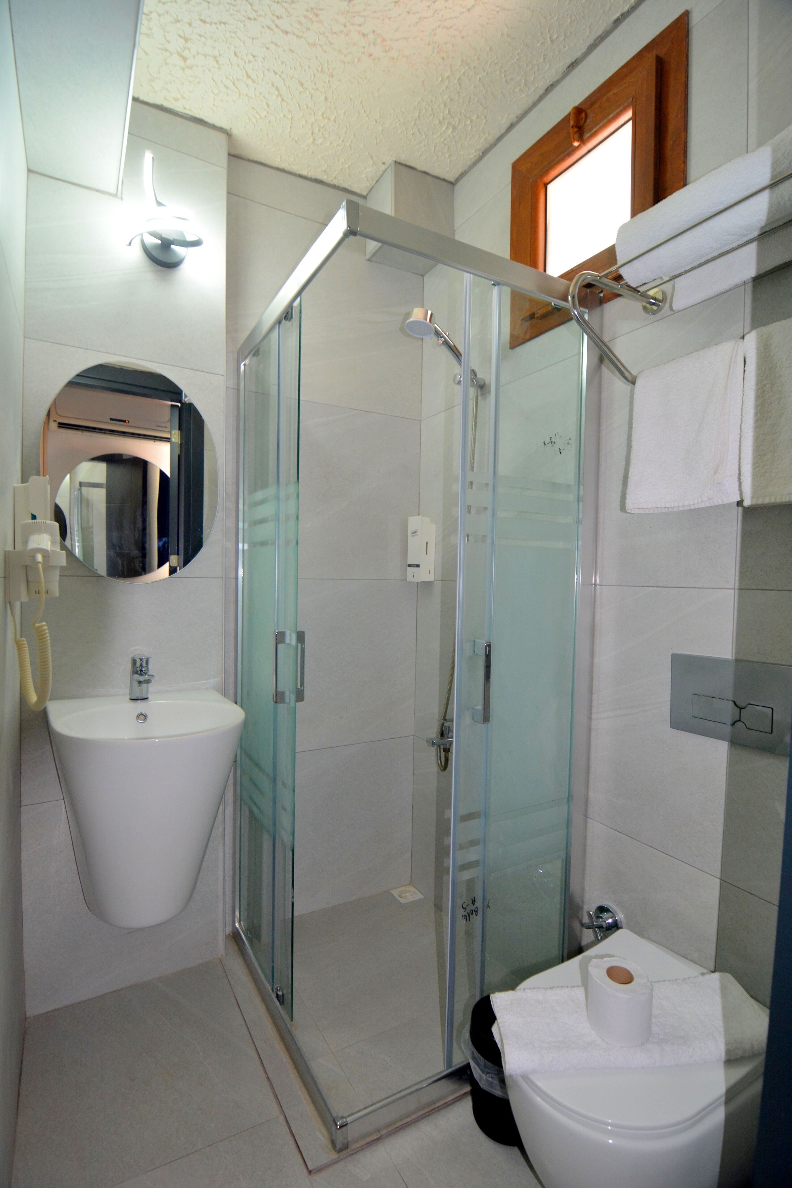 standard double room, 1 double bed | bathroom | shower, free toiletries, hair dryer, towels