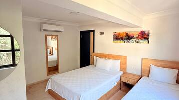 Habitación triple estándar | Tabla de planchar con plancha, wifi gratis y ropa de cama