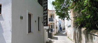 Ados Hotel