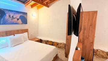 Habitación de diseñador | Tabla de planchar con plancha, wifi gratis y ropa de cama