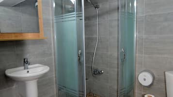 Suihku, ilmaiset hygieniatuotteet, hiustenkuivaaja, pyyhkeet