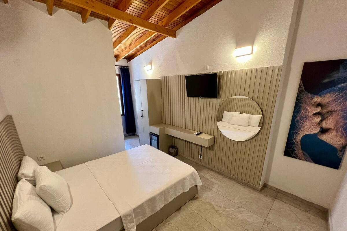 Standard Double Room, 1 Double Bed | Iron/ironing board (on request), WiFi (free), bed sheets