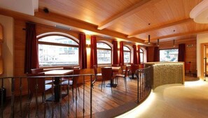 Phục vụ bữa sáng, bữa trưa và bữa tối 
