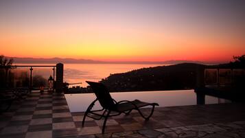 Outdoor pool, an infinity pool