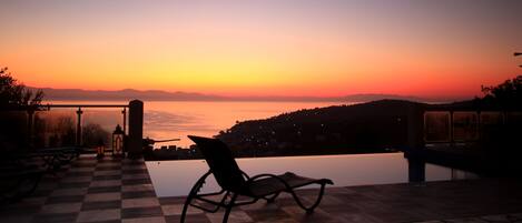 Outdoor pool, an infinity pool
