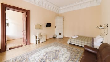Habitación doble Confort, vista a la ciudad | Caja de seguridad en la habitación y escritorio