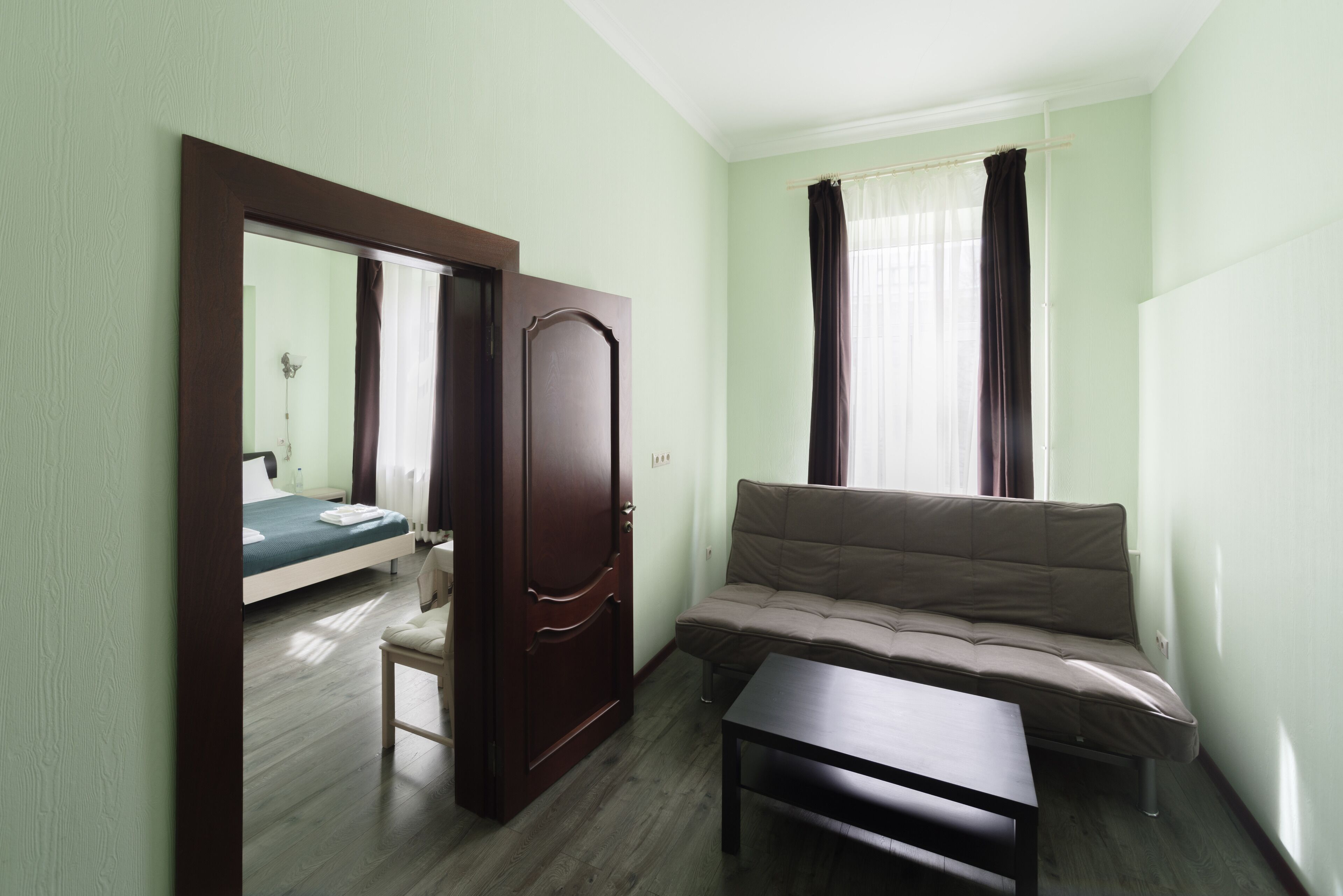 Comfort Double Room, City View | Peti besi dalam bilik, meja, ruang kerja komputer riba 