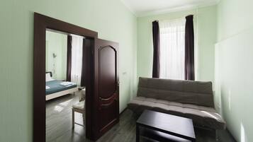Comfort Double Room, City View | Peti besi dalam bilik, meja, ruang kerja komputer riba