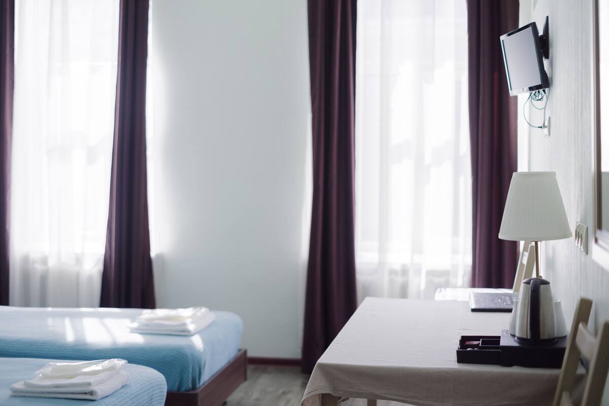 Habitación Confort con 2 camas individuales, vista a la ciudad | Caja de seguridad en la habitación y escritorio