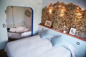 Deluxe Suite, Jetted Tub | Peralatan tempat tidur premium, dihias secara berasingan