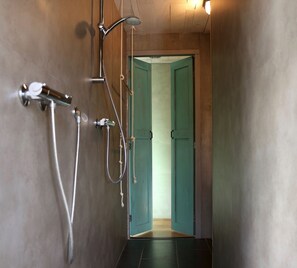 Familienzimmer | Badezimmer | Dusche, kostenlose Toilettenartikel, Haartrockner, Handtücher