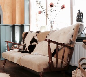 Caja fuerte, cunas (de pago), camas supletorias y wifi gratis