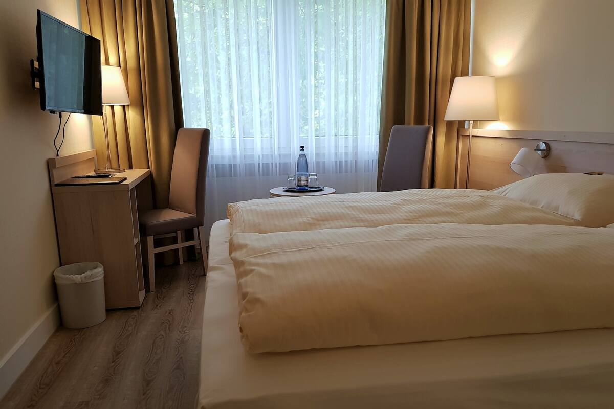 Chambre Double ou avec lits jumeaux, 1 grand lit, vue colline | Literie hypoallergénique, bureau, Wi-Fi gratuit, draps fournis