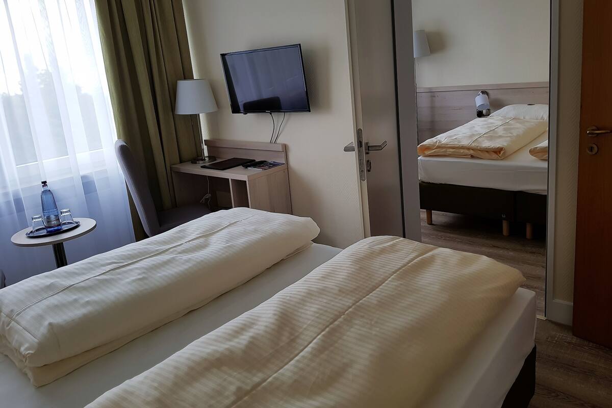 Chambre, 2 chambres, vue cour intérieure | Literie hypoallergénique, bureau, Wi-Fi gratuit, draps fournis