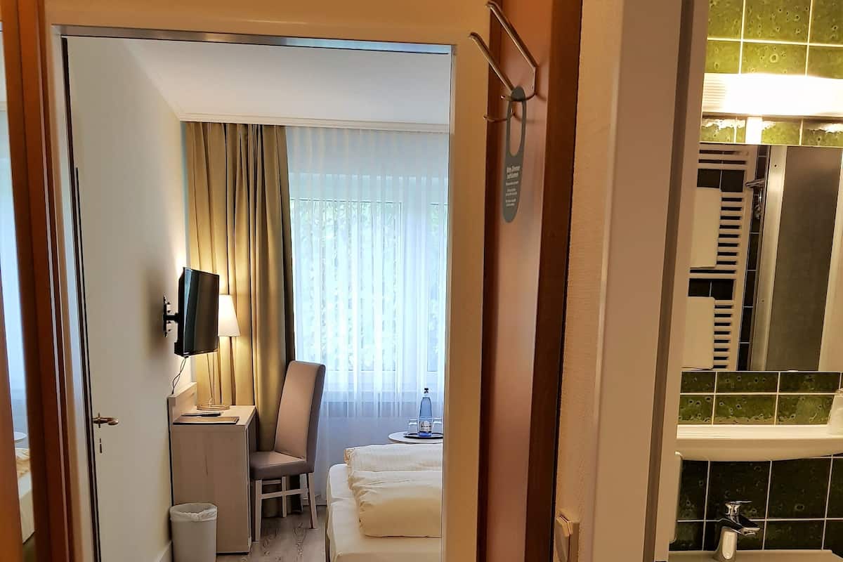 1 bedroom, hypo-allergenic bedding, desk, free WiFi