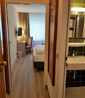 Ropa de cama hipoalergénica, escritorio, wifi gratis y ropa de cama