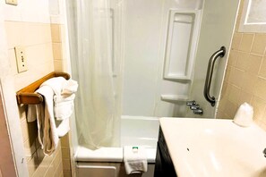 客房, 2 張加大雙人床 | 浴室 | 免費盥洗用品、毛巾、肥皂、衛生紙