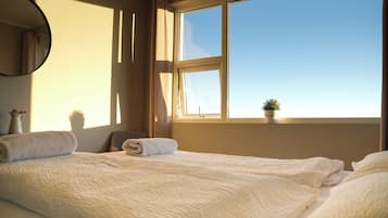Quarto casal superior | Cortinas blackout, Wi-Fi de cortesia, roupa de cama