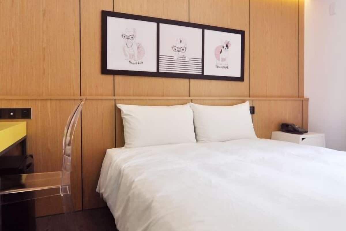 Escritorio, cortinas blackout, sistema de insonorización y wifi gratis