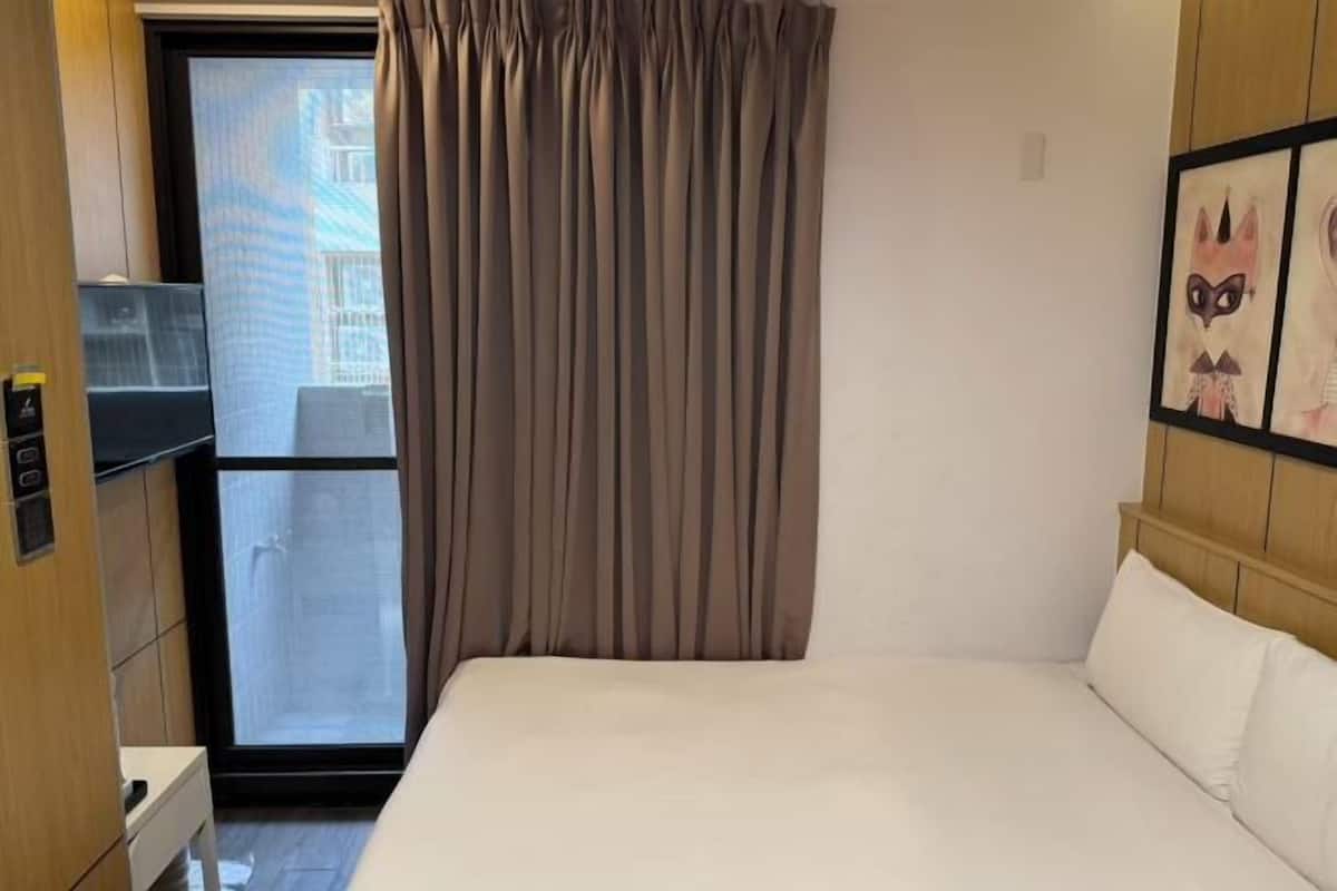 Blackout drapes, soundproofing, free WiFi