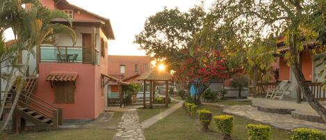 Vista frontal de la propiedad