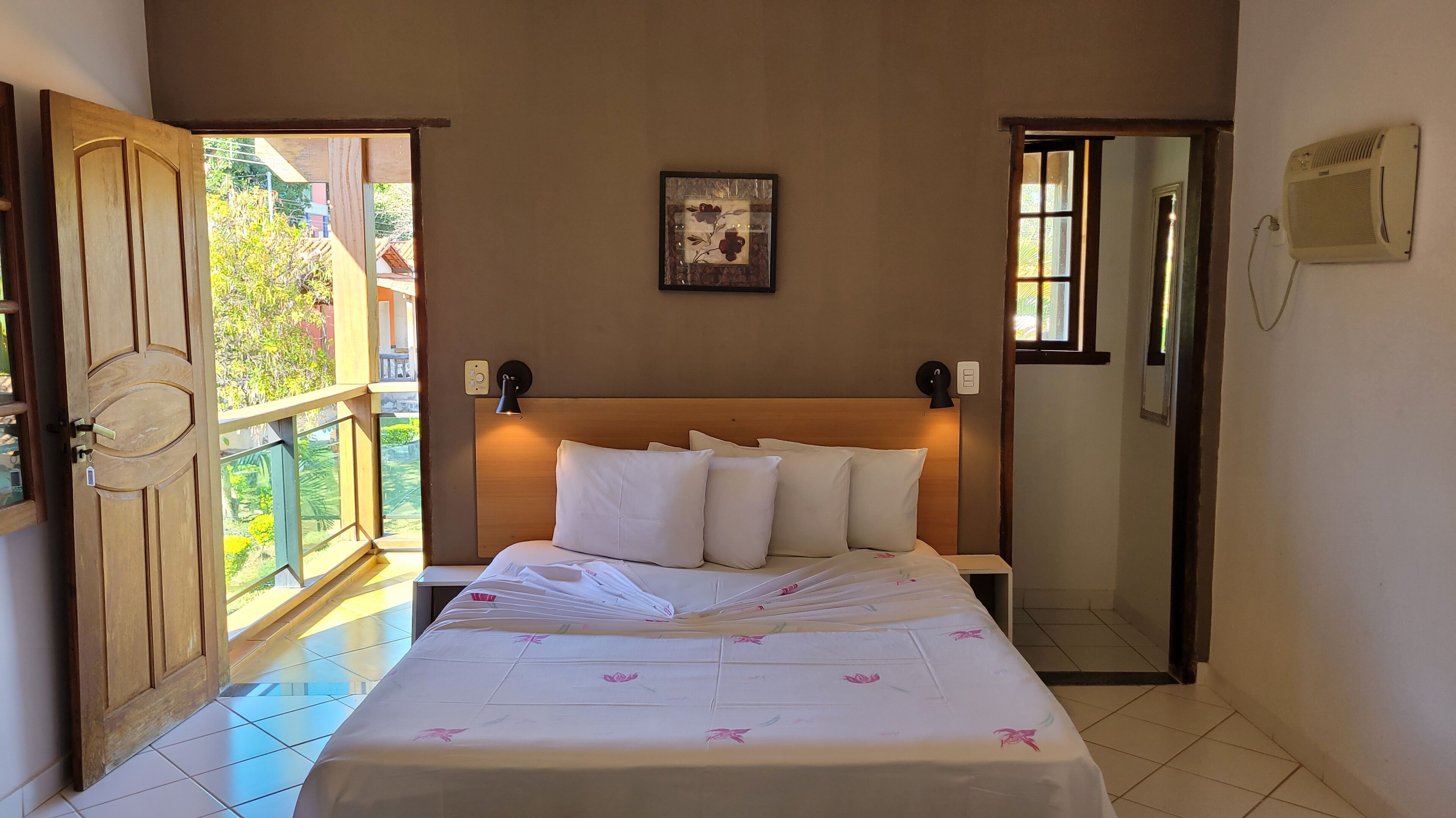 Minibar, free WiFi, bed sheets