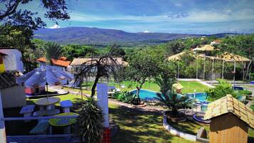 Vista frontal de la propiedad