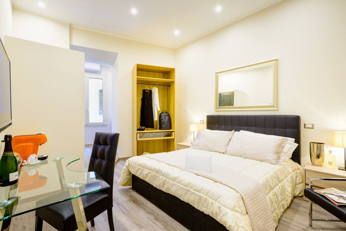 Comfort-Zimmer, 1 King-Bett | Hochwertige Bettwaren, Zimmersafe, Bügeleisen/Bügelbrett