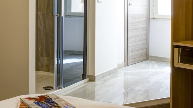 Habitación Confort, 1 cama de matrimonio grande | Ropa de cama de alta calidad, caja fuerte, tabla de planchar con plancha
