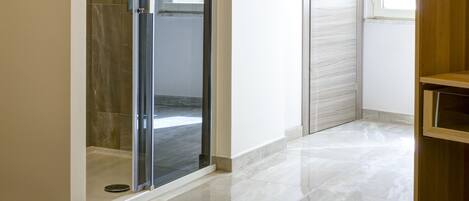 Comfort-huone, 1 suuri parisänky | Ylelliset vuodevaatteet, tallelokero huoneessa, silitysrauta/-lauta