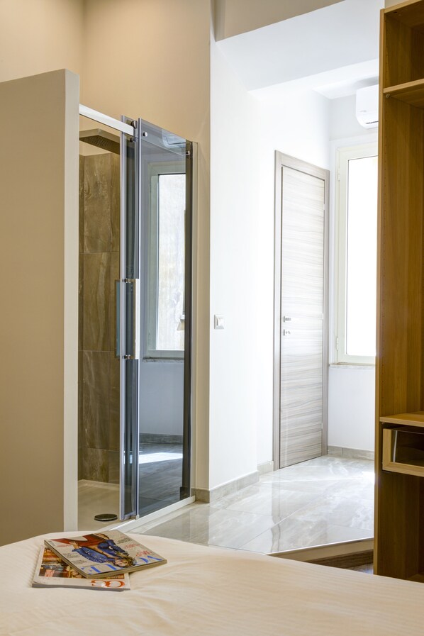 Comfort-huone, 1 suuri parisänky | Ylelliset vuodevaatteet, tallelokero huoneessa, silitysrauta/-lauta