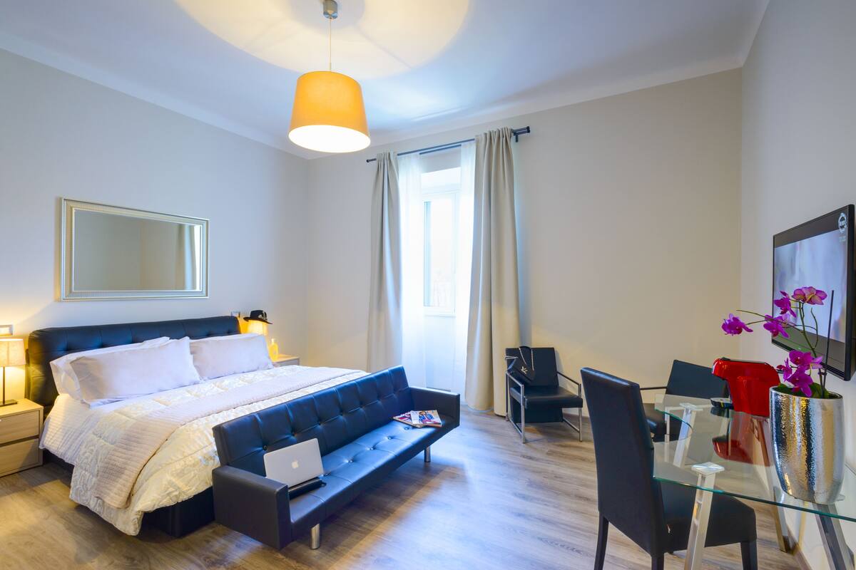 Superior-Zimmer, 1 King-Bett, Badewanne, Stadtblick | Hochwertige Bettwaren, Zimmersafe, Bügeleisen/Bügelbrett