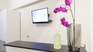 Habitación de diseño, 1 cama de matrimonio grande, vistas a la ciudad | Zona de estar | Una televisión de pantalla plana