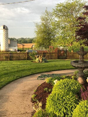 Garden - The Destination B&B (Salem)