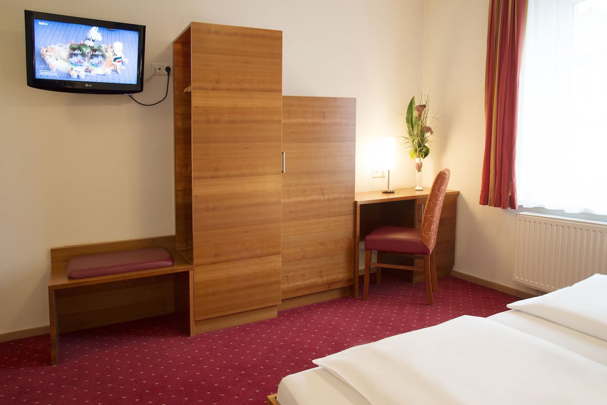 Chambre économique | Coffre-fort, bureau, fer et planche à repasser, accès au Wi-Fi (inclus)