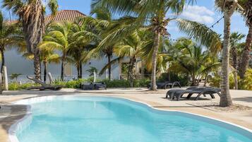 Outdoor pool, free cabanas, sun loungers