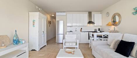 Appartement Deluxe, 1 grand lit | Coin séjour | TV connectée de 50 pouces avec chaînes par câble, télévision