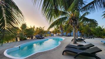 Outdoor pool, free pool cabanas, pool loungers