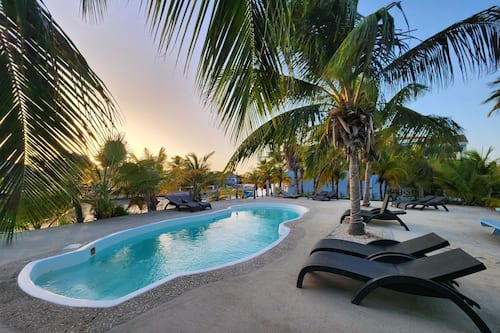 Outdoor pool, free cabanas, sun loungers