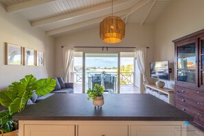 Appartement Deluxe, 1 grand lit et 1 canapé-lit, vue océan | Coin séjour