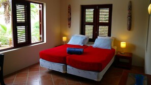 Exclusieve villa, 5 slaapkamers | 1 slaapkamer, een kluis op de kamer, een bureau