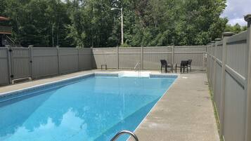 Een seizoensgebonden buitenzwembad