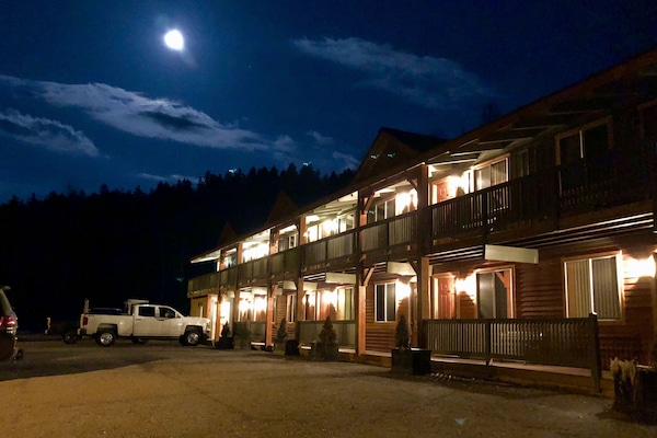 Quarto luxo, 1 cama King, vista parcial para o lago | Vista da propriedade