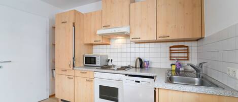 Full-size fridge, microwave, coffee/tea maker, electric kettle