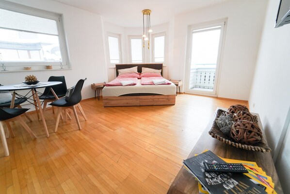 1 bedroom, premium bedding, minibar, desk