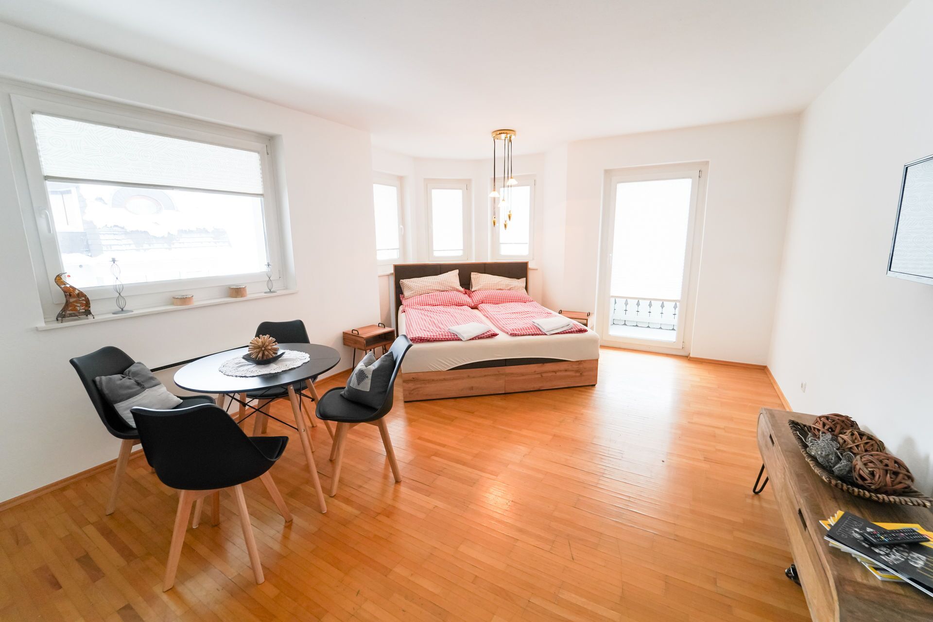 1 kamar tidur, seprai premium, minibar, dan meja kerja