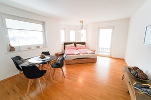 1 개의 침실, 고급 침구, 미니바, 책상